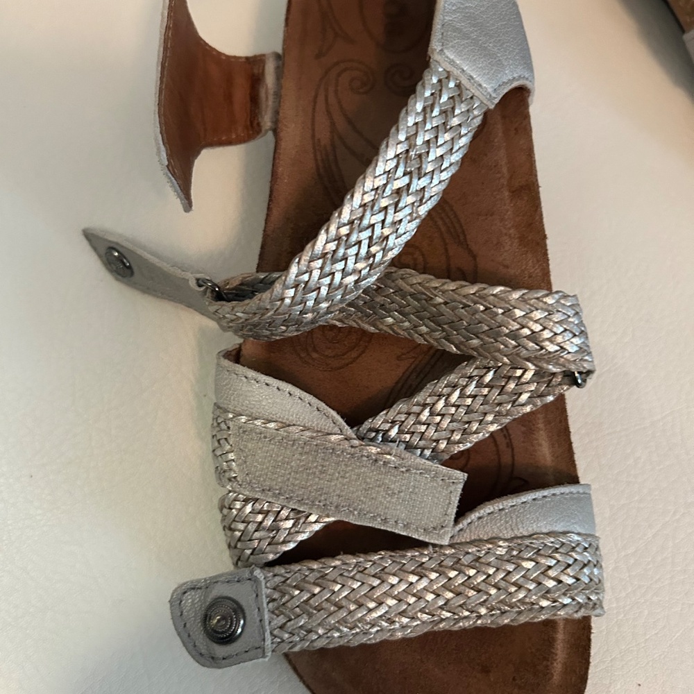 Taos Footwear Sandals Silver Size 6-6/2 - Picture 3 of 6